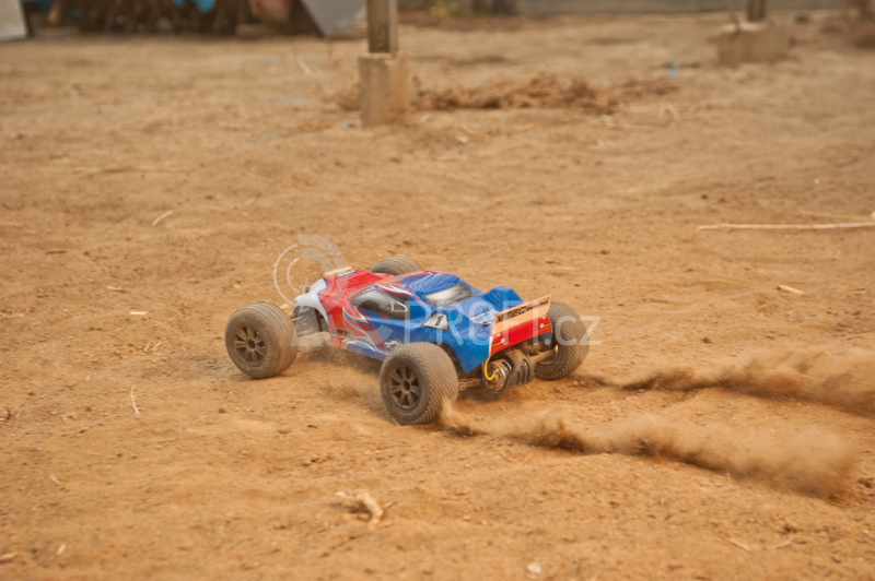 RC auto LRP S10 Twister Truggy