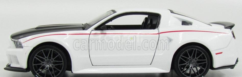Maisto Ford usa Mustang Coupe Street Racer 2014 1:24 Bílá Černá