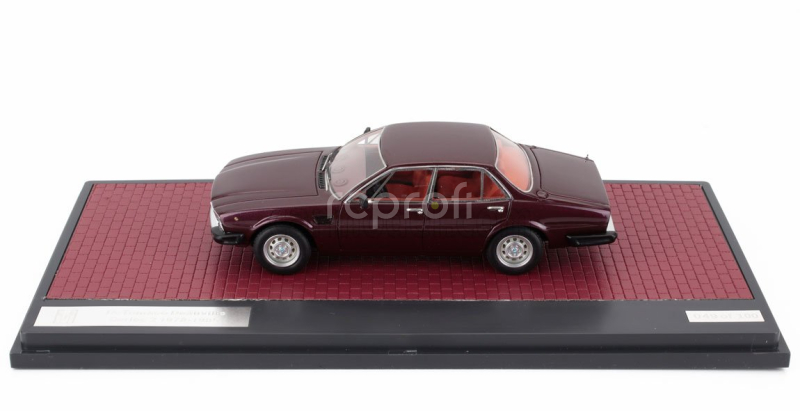 Matrix scale models De tomaso Deauville 2-series 1983 1:43 Red Met