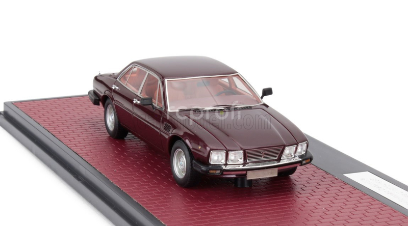 Matrix scale models De tomaso Deauville 2-series 1983 1:43 Red Met
