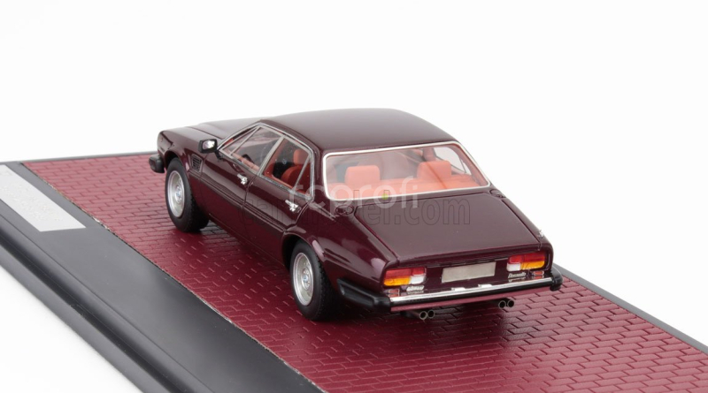 Matrix scale models De tomaso Deauville 2-series 1983 1:43 Red Met