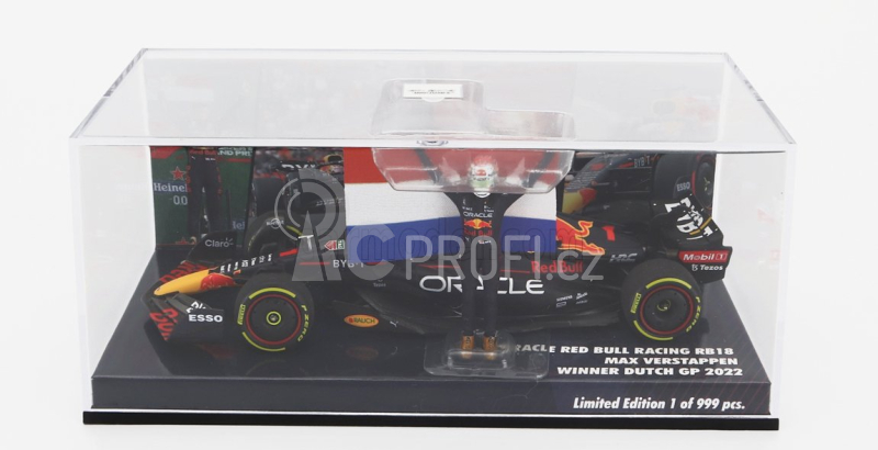 Minichamps Red bull F1 Rb18 Oracle Red Bull Racing s vlajkou a figurkou N 1 1:43