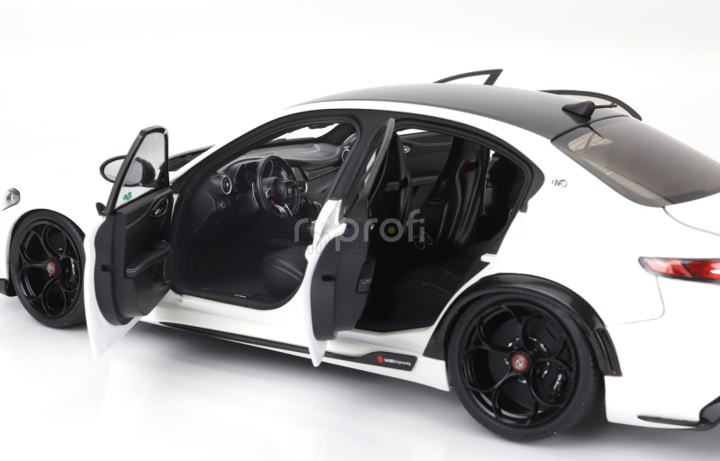 Motorhelix Alfa romeo Giulia Gta 2021 With Engine And Accessories - Full Openings 1:18 Bianco Trofeo White Met