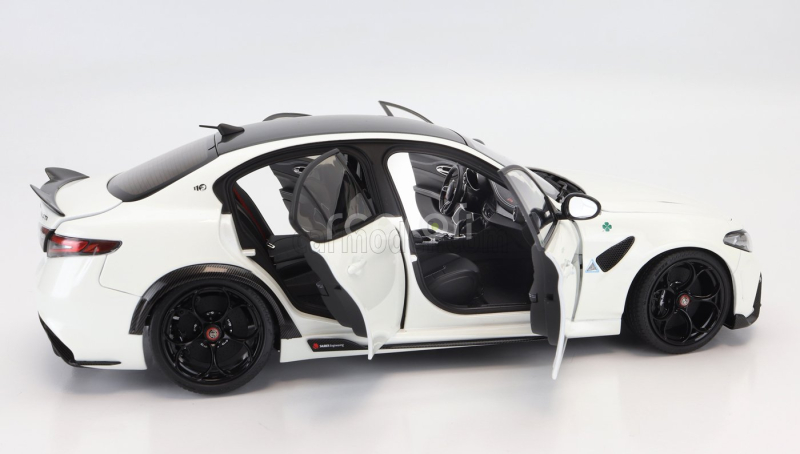 Motorhelix Alfa romeo Giulia Gta 2021 With Engine And Accessories - Full Openings 1:18 Bianco Trofeo White Met