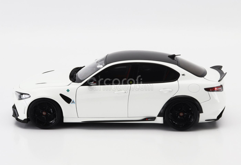 Motorhelix Alfa romeo Giulia Gta 2021 With Engine And Accessories - Full Openings 1:18 Bianco Trofeo White Met