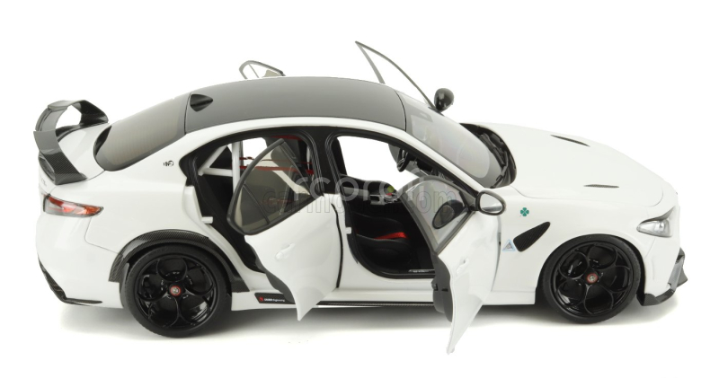 Motorhelix Alfa romeo Giulia Gtam With Engine And Accessories 2021 1:18 Bílá