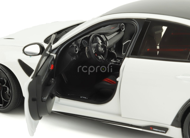 Motorhelix Alfa romeo Giulia Gtam With Engine And Accessories 2021 1:18 Bílá