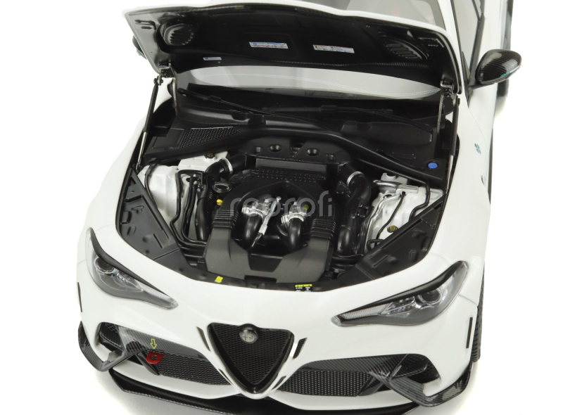 Motorhelix Alfa romeo Giulia Gtam With Engine And Accessories 2021 1:18 Bílá