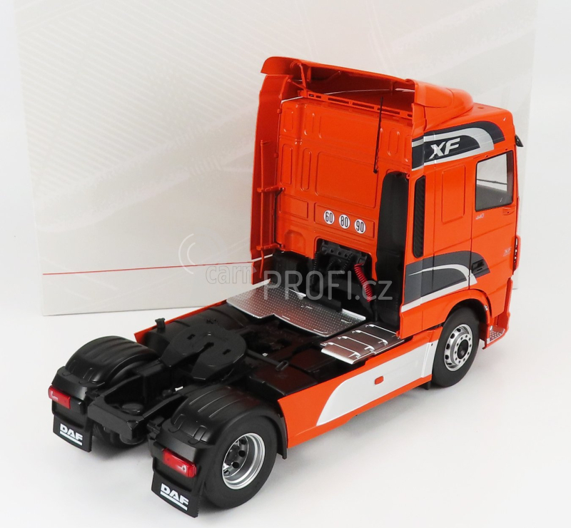 Premium classixxs DAF Xf Space Cab Tractor Truck 2-assi 2016 1:18 Oranžové Stříbro