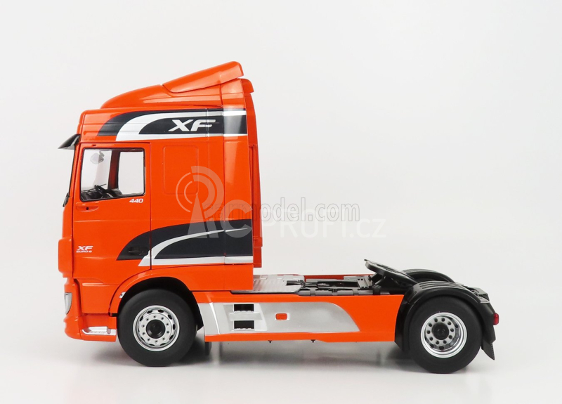 Premium classixxs DAF Xf Space Cab Tractor Truck 2-assi 2016 1:18 Oranžové Stříbro