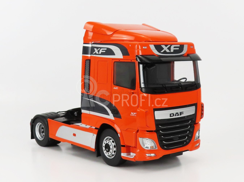 Premium classixxs DAF Xf Space Cab Tractor Truck 2-assi 2016 1:18 Oranžové Stříbro