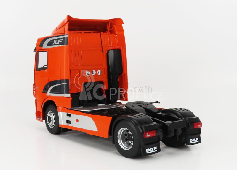 Premium classixxs DAF Xf Space Cab Tractor Truck 2-assi 2016 1:18 Oranžové Stříbro