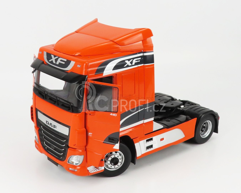Premium classixxs DAF Xf Space Cab Tractor Truck 2-assi 2016 1:18 Oranžové Stříbro