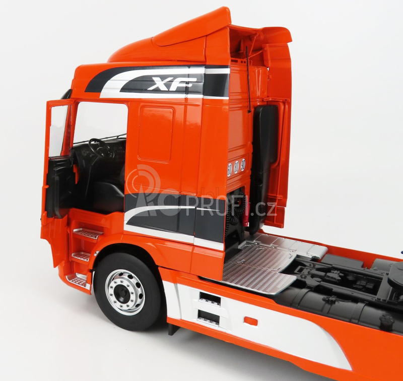 Premium classixxs DAF Xf Space Cab Tractor Truck 2-assi 2016 1:18 Oranžové Stříbro
