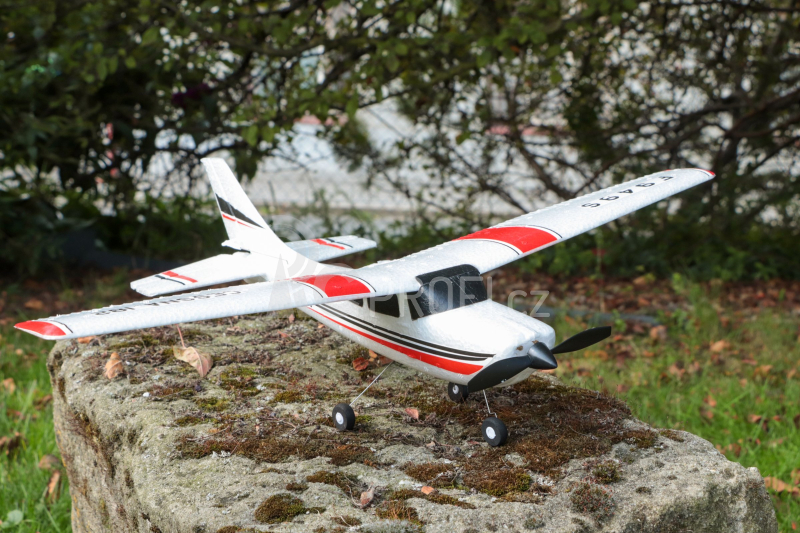 RC letadlo Cessna 182 + náhradní baterie