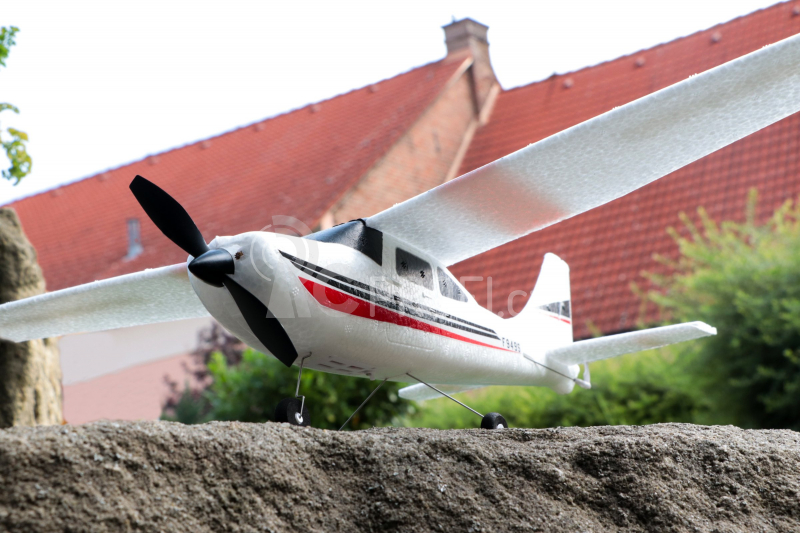 RC letadlo Cessna 182 + náhradní baterie