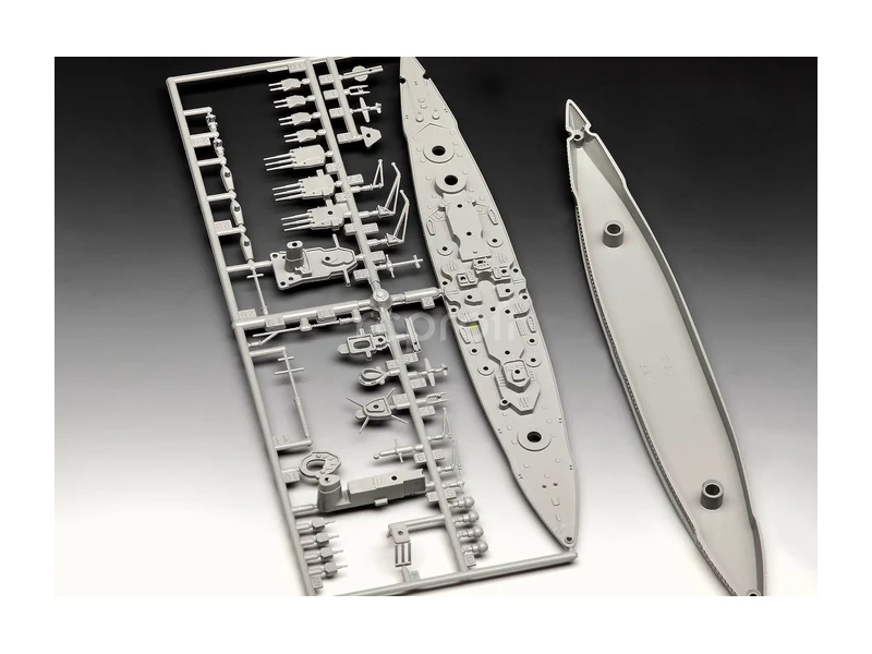 Revell Battleship Gneisenau (1:1200) (starter set)