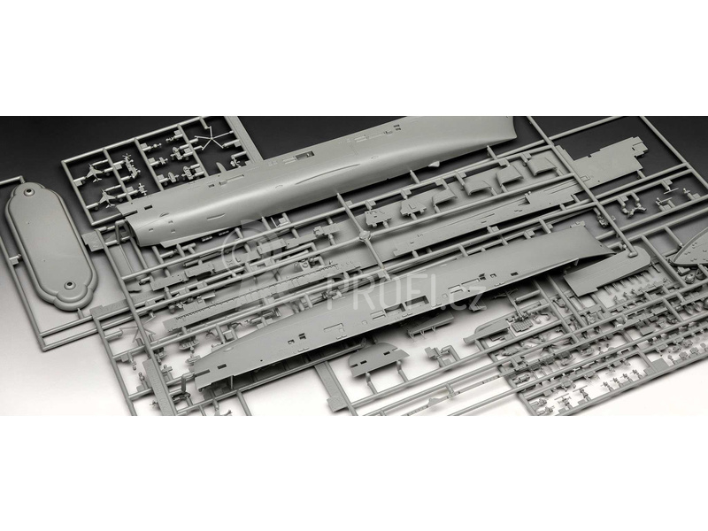 Revell HMS Invincible (Falkland War) (1:700) (set)