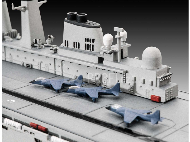 Revell HMS Invincible (Falkland War) (1:700) (set)