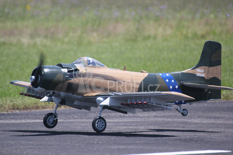 RC letadlo Skyraider A-1 2,18m (Zatahovací podvozek) Kamuflážní