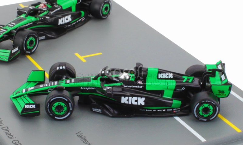 Spark-model Sauber Set F1  2x C44 Team Stake Kick N 77 Abu Dhabi Gp 2024 Valtteri Bottas + N 24 Abu Dhabi Gp 2024 Zhou Guanyu 1:64 Zelená Černá