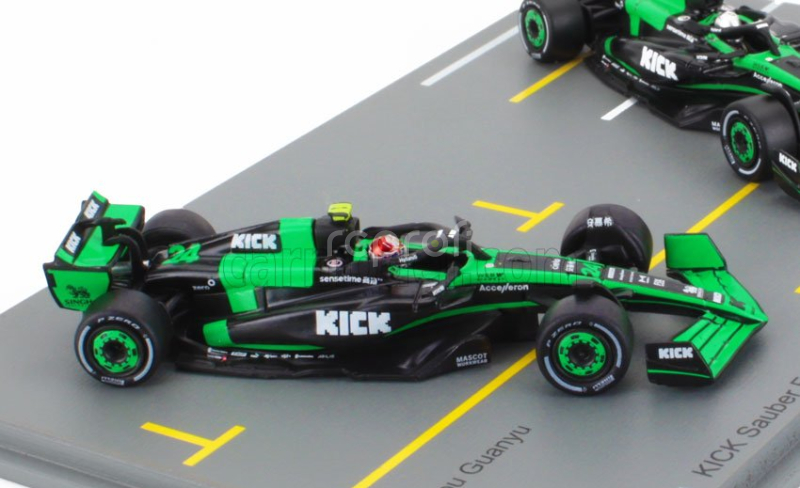 Spark-model Sauber Set F1  2x C44 Team Stake Kick N 77 Abu Dhabi Gp 2024 Valtteri Bottas + N 24 Abu Dhabi Gp 2024 Zhou Guanyu 1:64 Zelená Černá