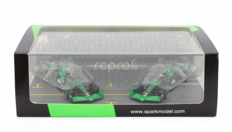 Spark-model Sauber Set F1  2x C44 Team Stake Kick N 77 Abu Dhabi Gp 2024 Valtteri Bottas + N 24 Abu Dhabi Gp 2024 Zhou Guanyu 1:64 Zelená Černá