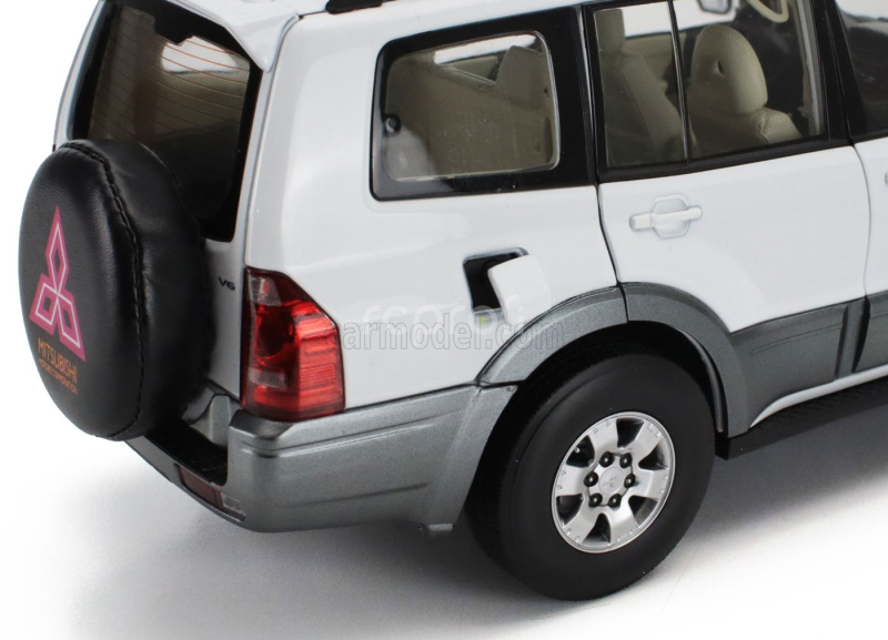 Sun-star Mitsubishi Pajero 3.5l V6 V73 2006 1:18 Bílá Šedá