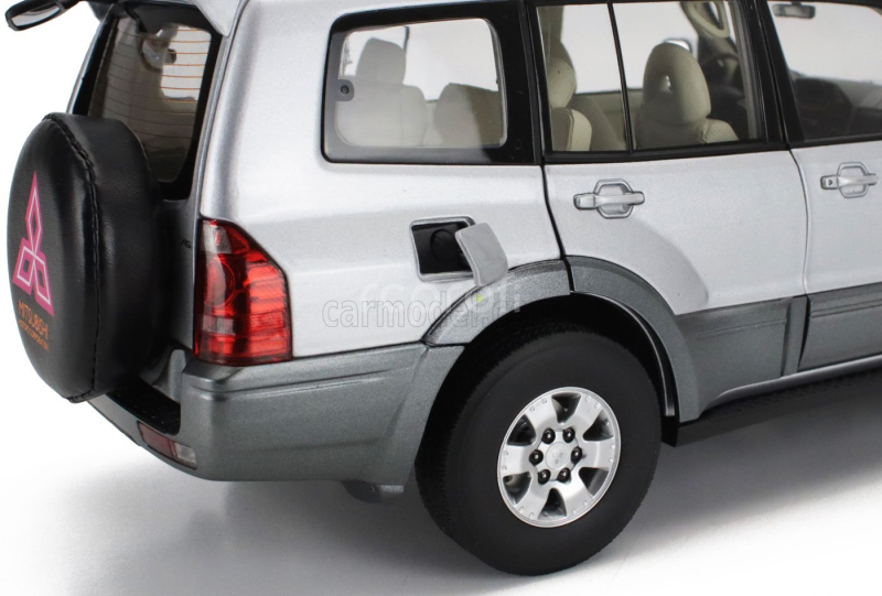 Sun-star Mitsubishi Pajero 3.5l V6 V73 2006 1:18 Silver Grey