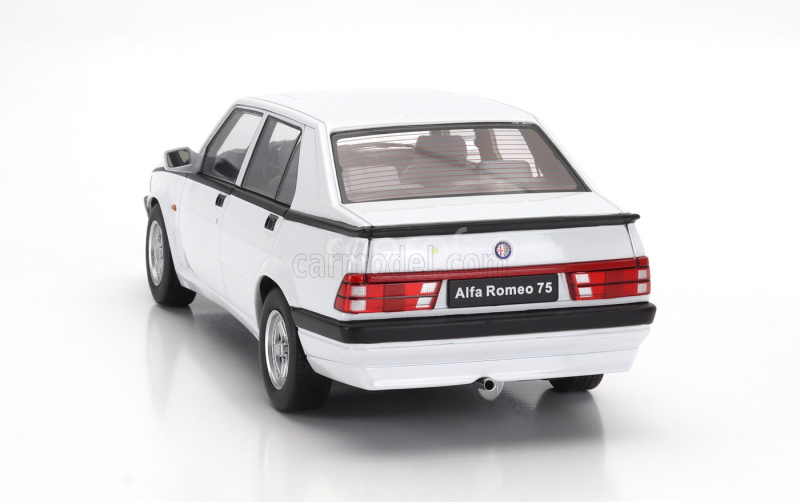 Triple9 Alfa romeo 75 1988 1:18 Bílá