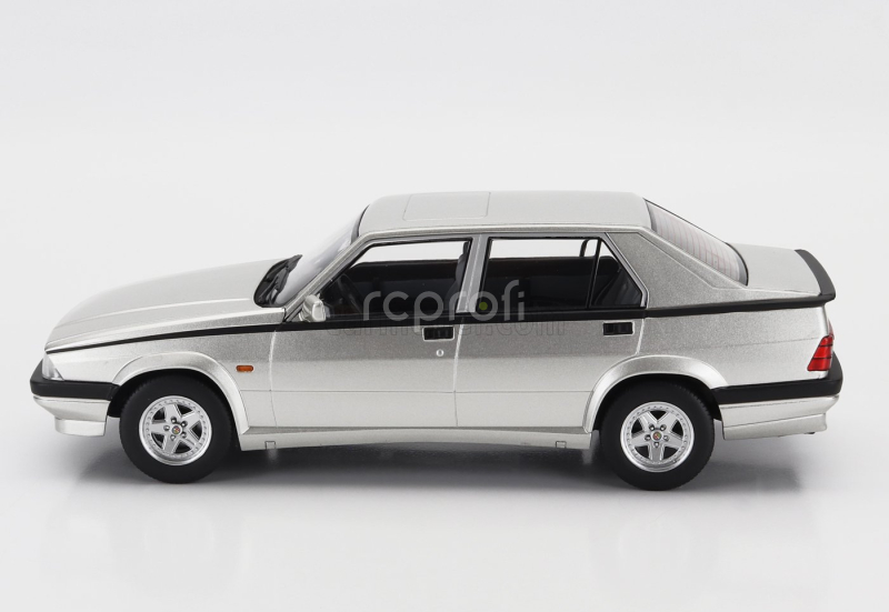 Triple9 Alfa romeo 75 1988 1:18 Silver