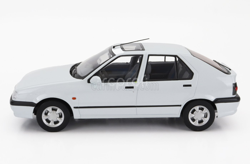 Triple9 Renault R19 1994 1:18 Bílá
