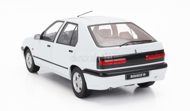 Triple9 Renault R19 1994 1:18 Bílá