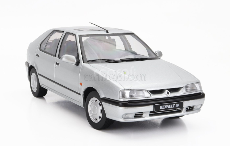 Triple9 Renault R19 1994 1:18 Silver