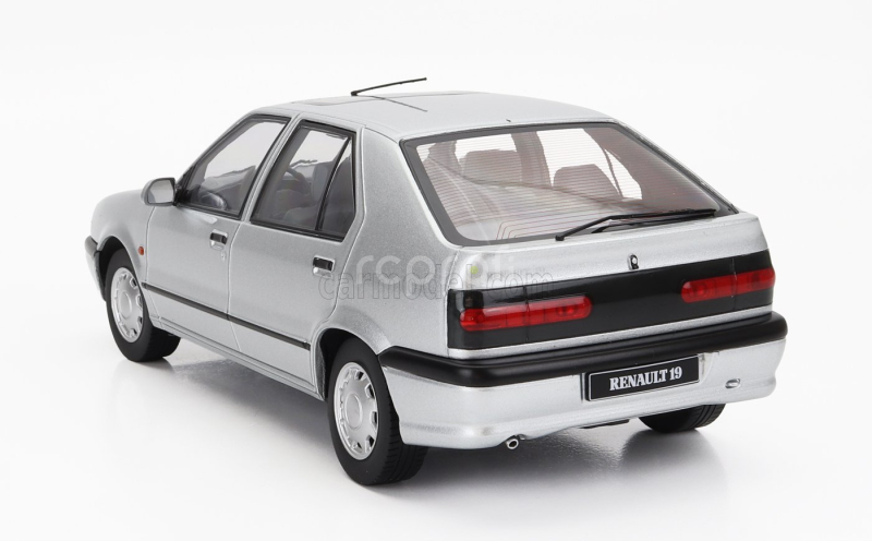 Triple9 Renault R19 1994 1:18 Silver