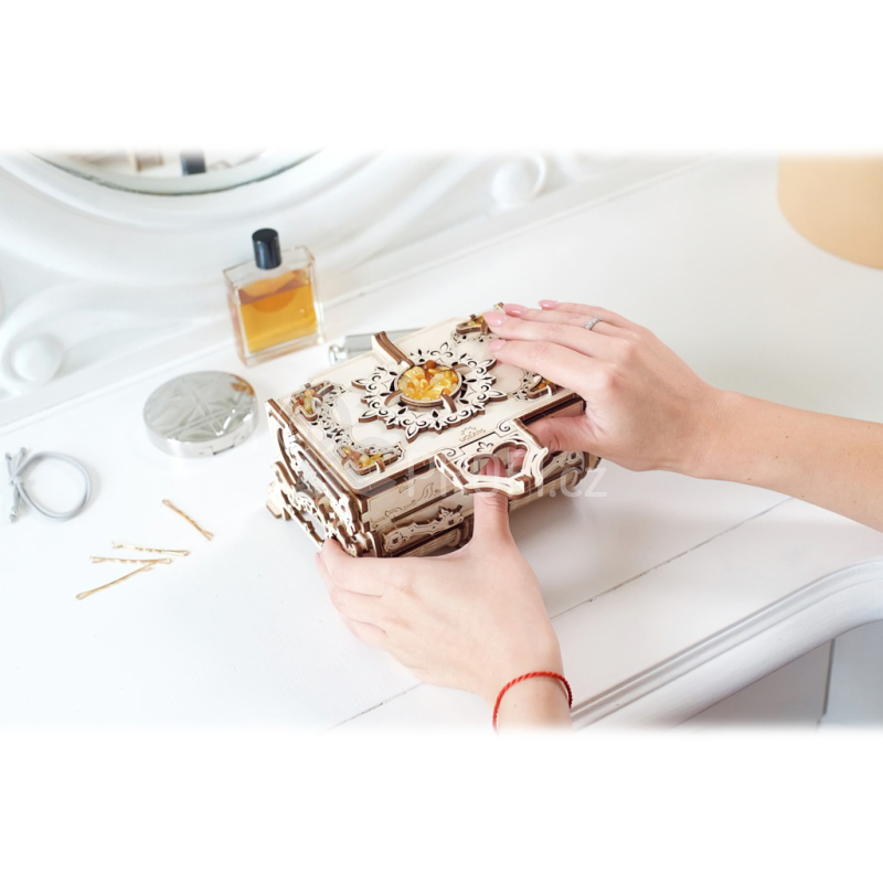 Ugears 3D dřevěné mechanické puzzle Jantarová šperkovnice