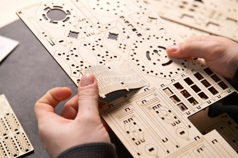 Ugears 3D dřevěné mechanické puzzle Maják Split Rock