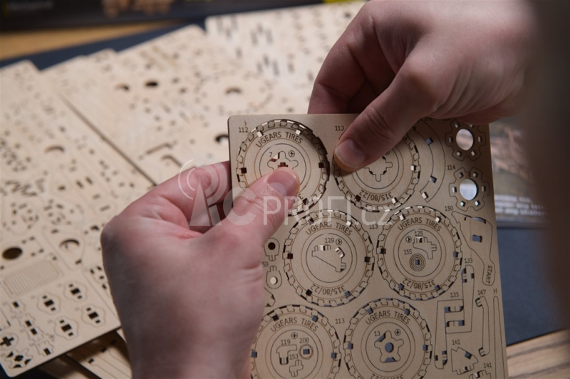 Ugears 3D dřevěné mechanické puzzle Nákladní auto CARGO