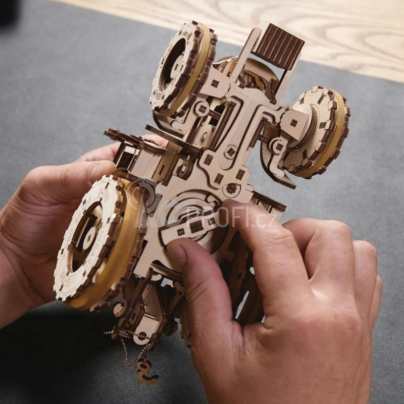 Ugears 3D dřevěné mechanické puzzle Traktor vítězí