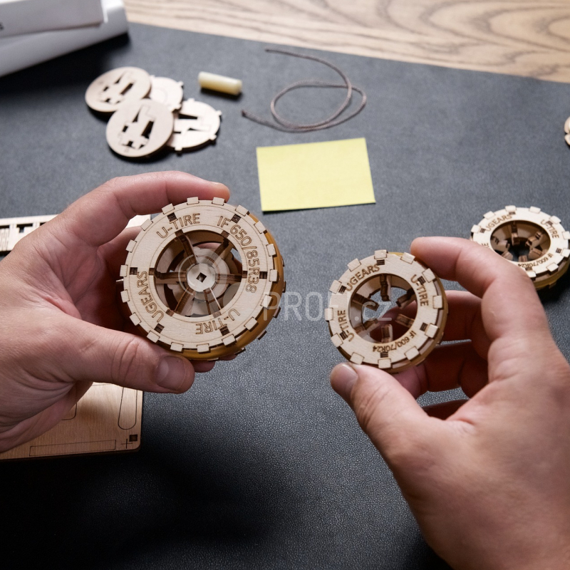 Ugears 3D dřevěné mechanické puzzle Traktor vítězí