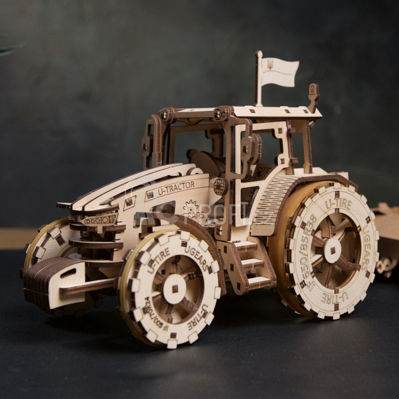 Ugears 3D dřevěné mechanické puzzle Traktor vítězí