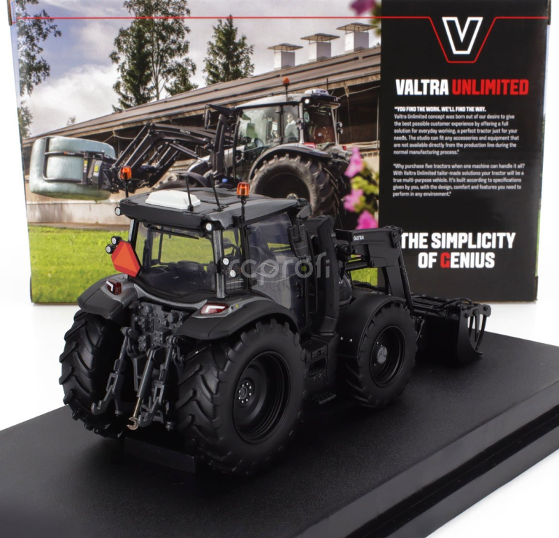 Universal hobbies Valtra G135 Tractor 2017 1:32 Black