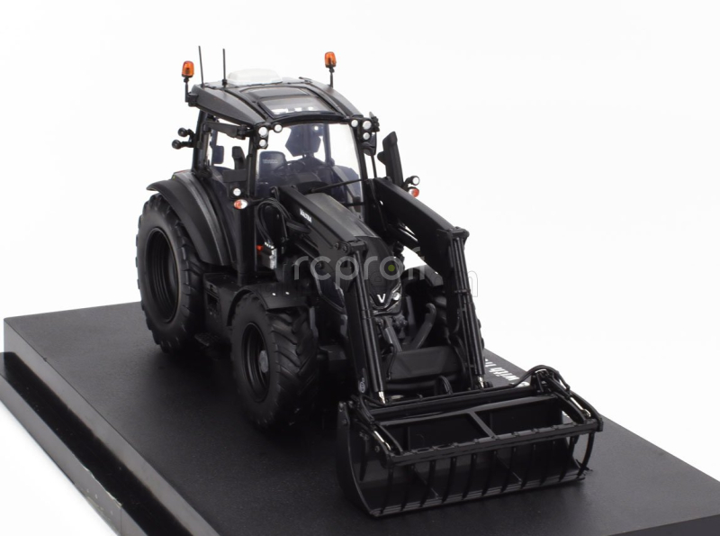 Universal hobbies Valtra G135 Tractor 2017 1:32 Black