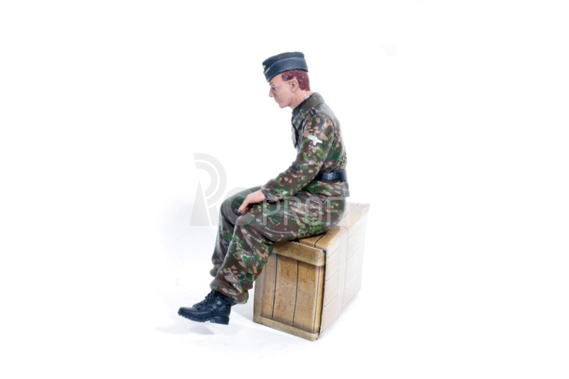 1/16 figurka sedícího německého řidiče tanku z 2 sv. války, ručně malovaná