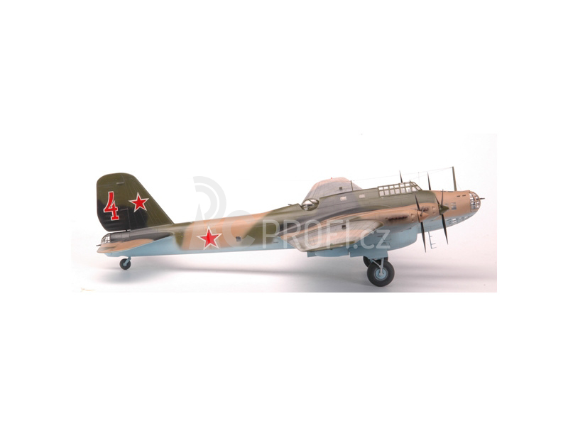 Zvezda Pe-8 Soviet Long-Range Heavy Bomber WWII (1:72)