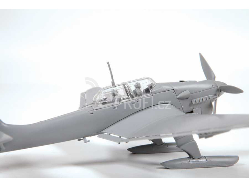 Zvezda Snap Kit Junkers JU-87B-2/U4 Stuka with skis (1:72)