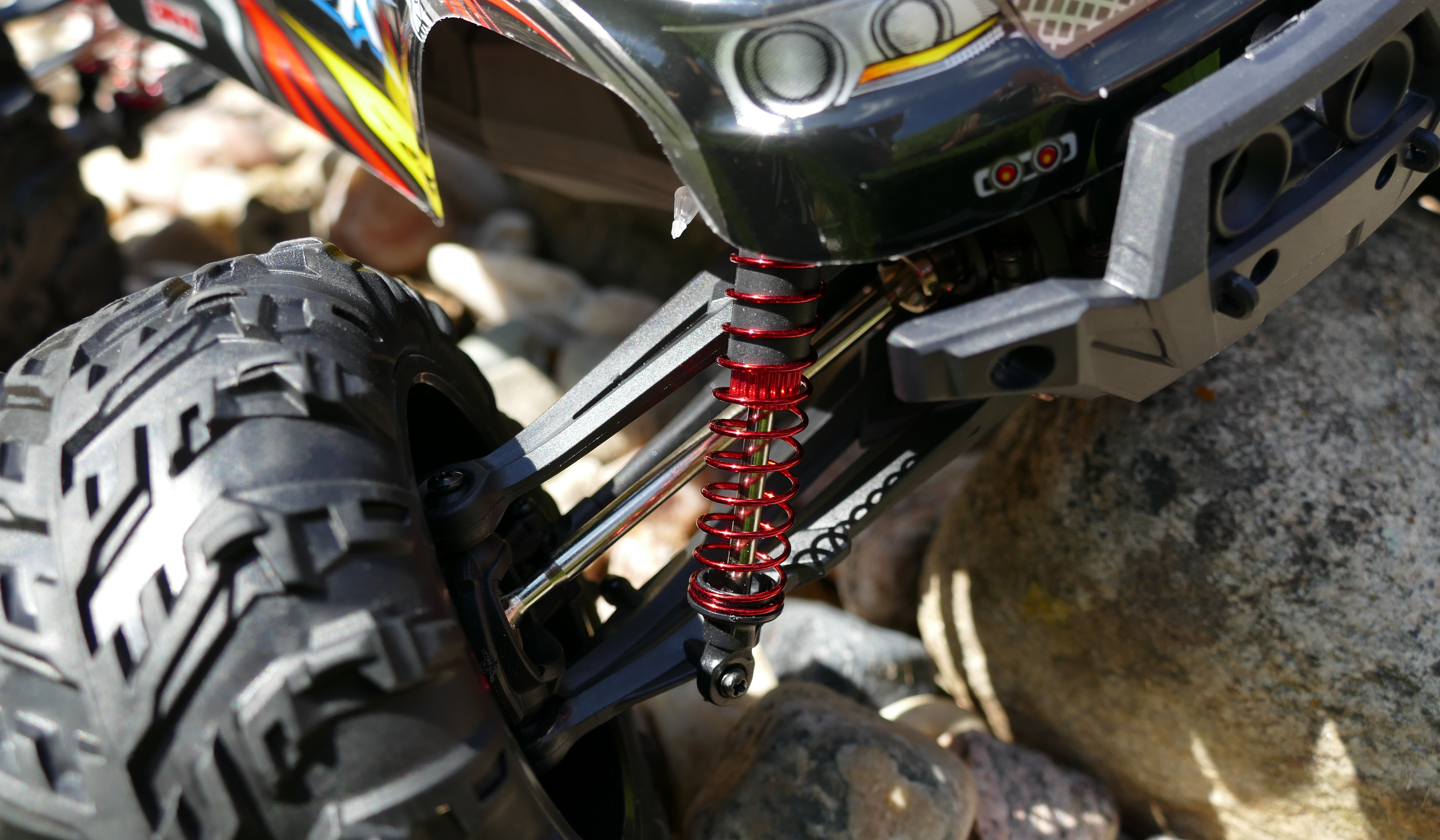 RC auto Monster truck XLH 9125 detail tlumiče
