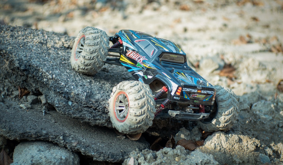 RC auto Monster truck XLH 9125 v terénu
