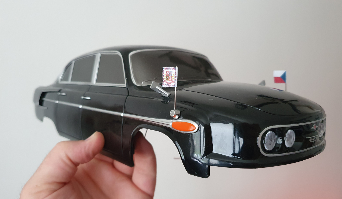 Upravená Tatra 603 vlaječky