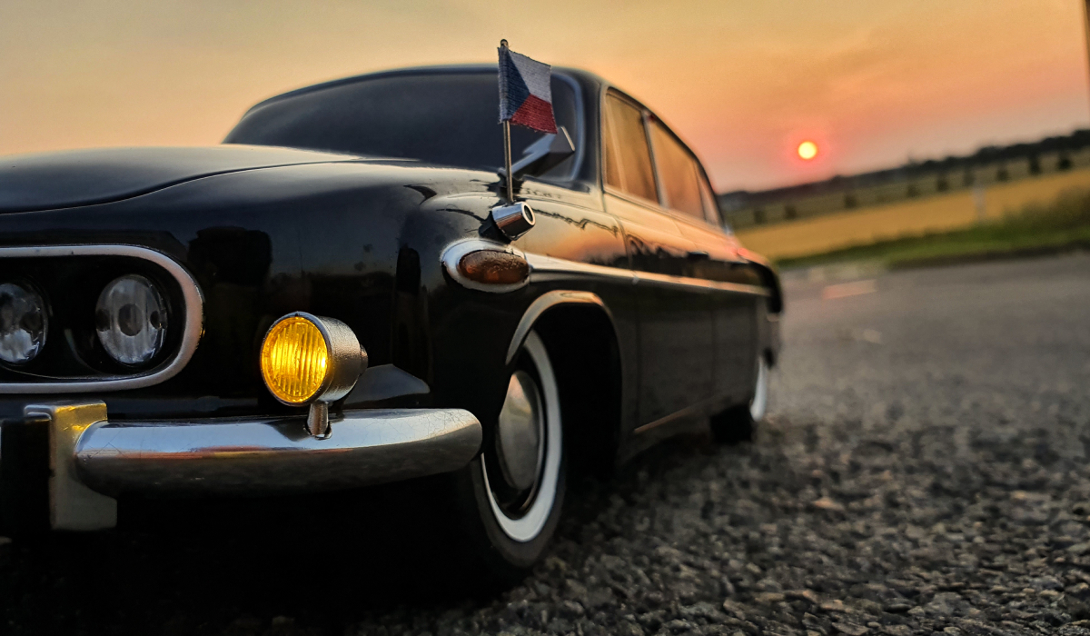 Upravená Tatra 603 v západu slunce